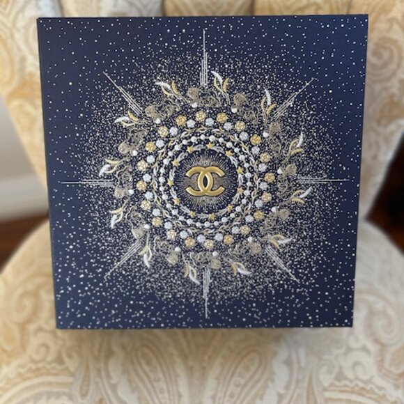 Limited edition Chanel gift box from the Holiday 2025 collection and gift pouch. - Picture 5 of 6